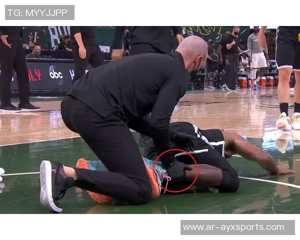 马刺队哈珀脚踝受伤佩戴保护靴拄拐杖离开球馆希望早日康复 马刺队哈珀脚踝受伤佩戴保护靴拄拐杖离开球馆希望早日康复