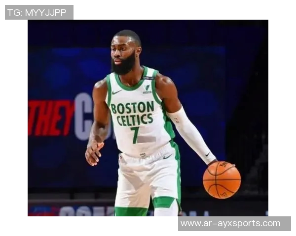 杰伦布朗首节火力全开半场表现出色砍下16分助球队稳住局势